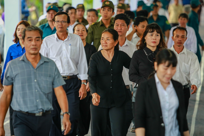 Người dân xếp hàng tiễn đưa linh cữu nguyên Thủ tướng Phan Văn Khải